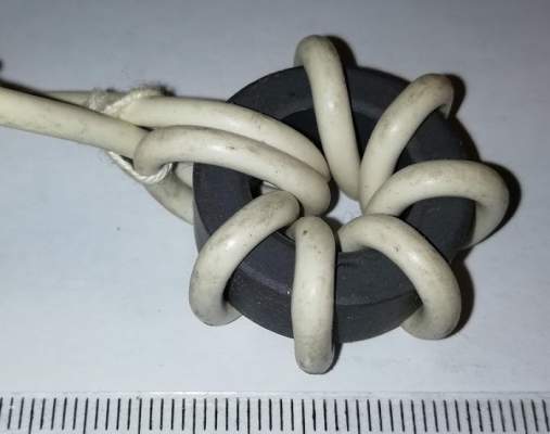 není skladem - tlumivka  8 záv. na feritovém toroidu T25/15x10, materiál ???