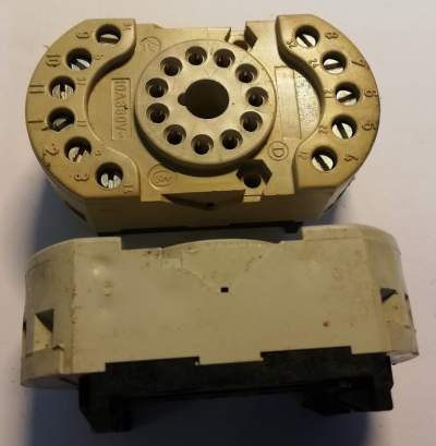 patice pro relé na DIN lištu, z demontáže