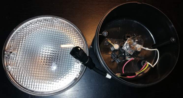 světlo na nákladní auto bílé, průměr 140mm, žárovka 24V 21V bajonet, kabel 2.2m