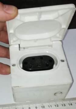 krabička s konektrorem 380V 10A, starší, špinavá  .. cena na dotaz / price on request