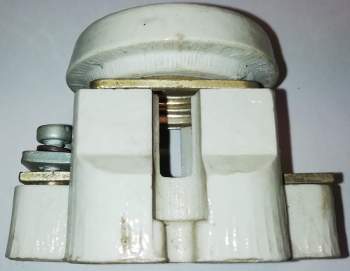 pojistkový spodek E33, špinavý z demontáže