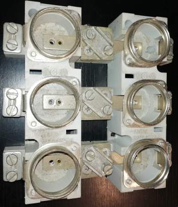 není skladem - pojistkový spodek E33 - 2x3 pozice, špinavý z demontáže