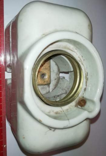 pojistkový spodek E33 -  2120, špinavý z demontáže