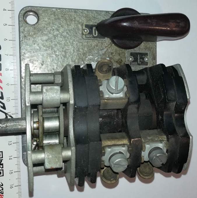 silový přepínač 25A 500V stř., starý typ, s panelem a šipkou