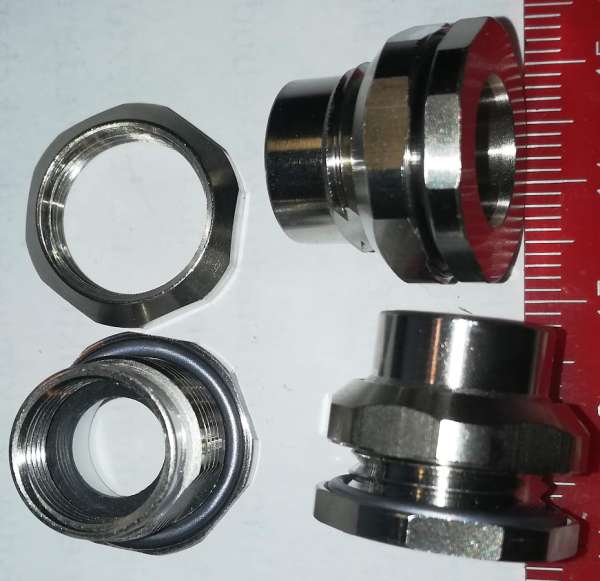 kovová průchodka, vnitřní průměr cca 10mm