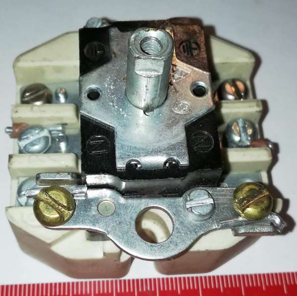 vnitřek vypínače - Stiskem vypni Tahem zapni , na keramice