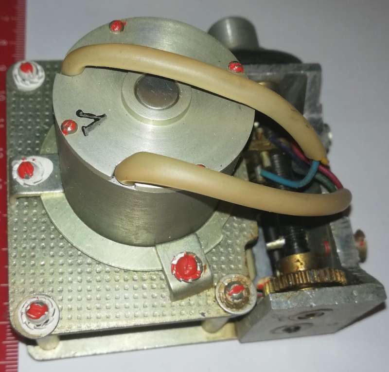 motorek s převodovkou, neznámý typ .. cena na dotaz / price on request