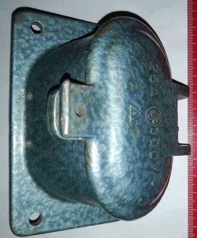 zásuvka25A 380Vstř do panelu,  stará, použitá