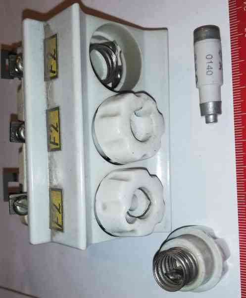 základna pro pojistky NEOZED včetně 3x pojistka 10A, použité