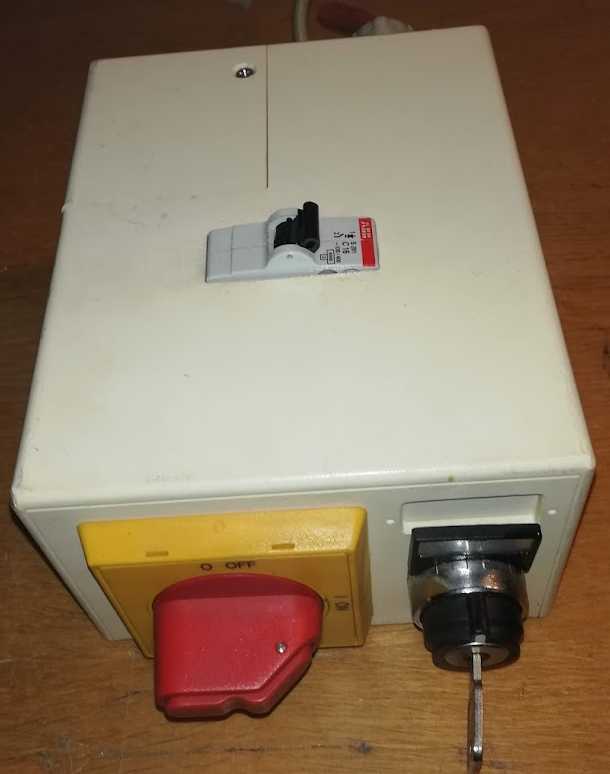 není skladem - krabice s jističem C16, síť. spínačen a přepínáčem na klíček .. z demontáže