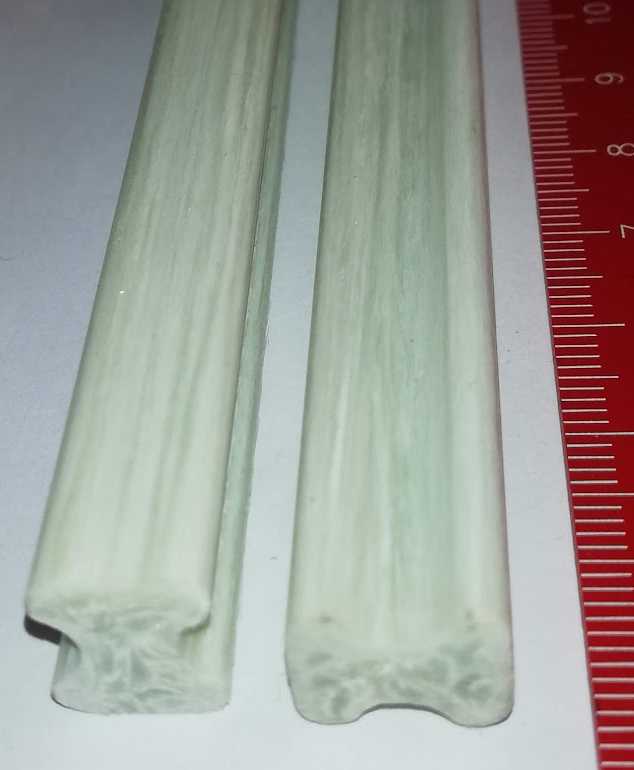 izolace C2 10x12x5x395mm ( nějaký plast nebo textit)