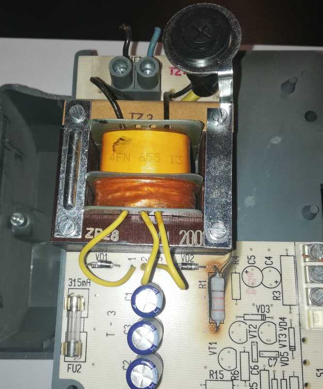 nekompl. zdroj 4FP67217, vadný na rozebrání