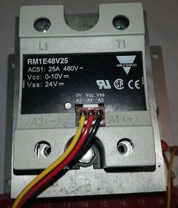 SSR relé 0-10VDC, 1 fáze, 25A/480VAC RM1E48V25 na chladiči