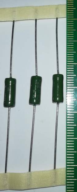 R RWM 4x10 22Ω ±5% 3W Vishay - RWM041022R0JR15E1 -  .. balení 25ks za 50Kč