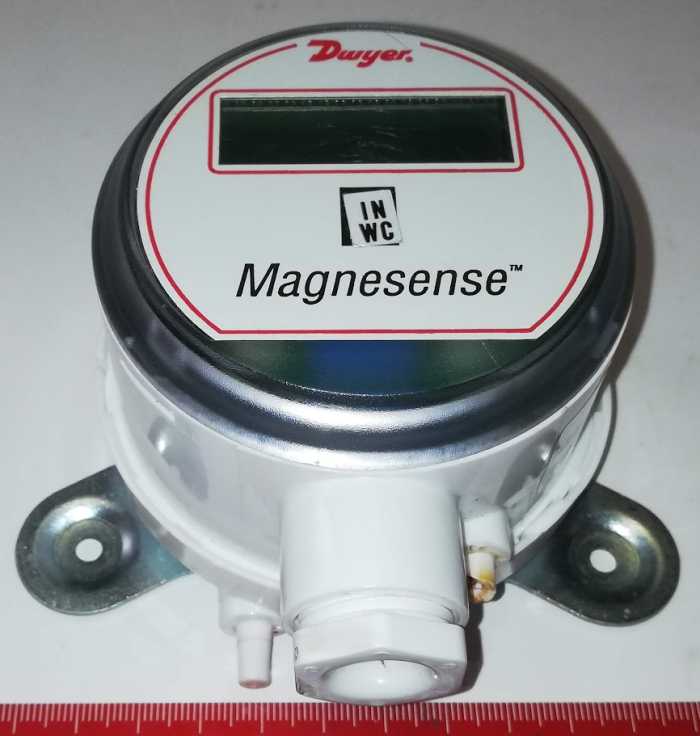 Dwyer Instruments MS-131-LCD - Differential pressure transmitter, 4-20 mA output, wall mount, with LCD .. použitý / used    .. cena na dotaz / price on request