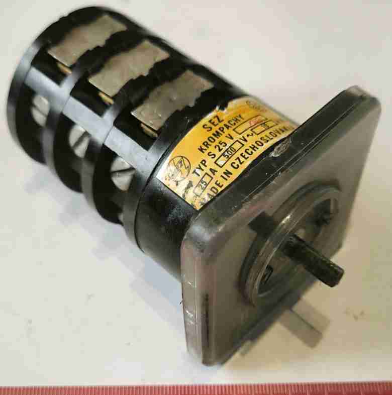 přepínač S25V06, 3 pozice, s knoflíkem, jako nový   .. cena na dotaz / price on request