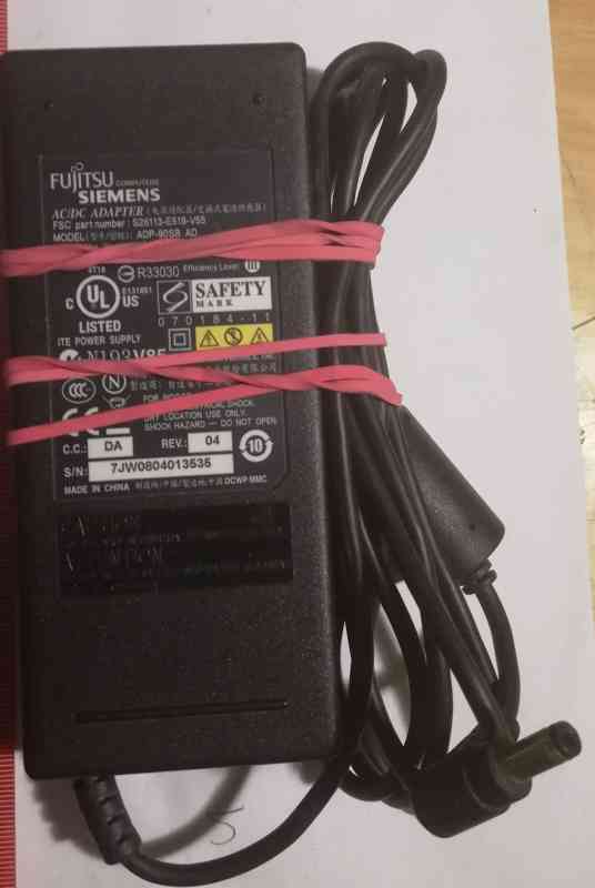 S26113-E518-V55 - Originální 60W AC Adaptér Nabíječka Fujitsu 20V 4,5A - starší