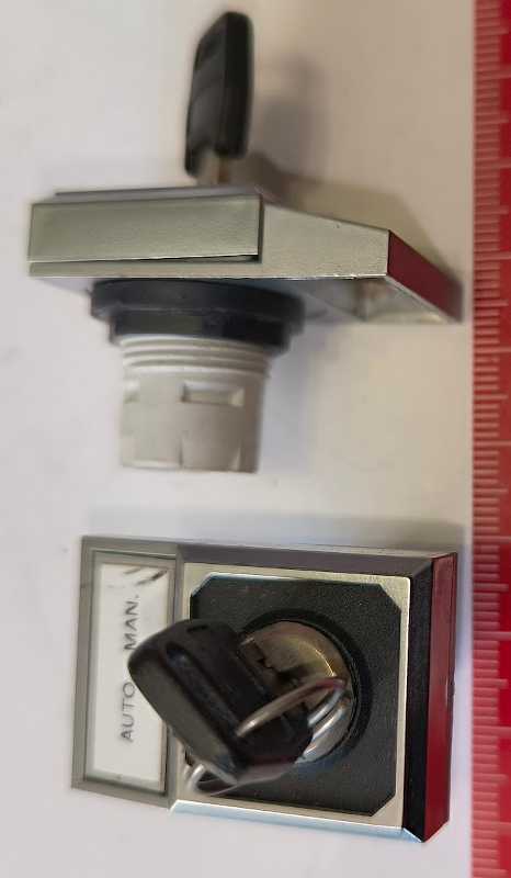 SCHLEGEL hlavice, přepínač 3  polohy s klíčkem (1ks), se štítkem, nápisy různé, použité (006)