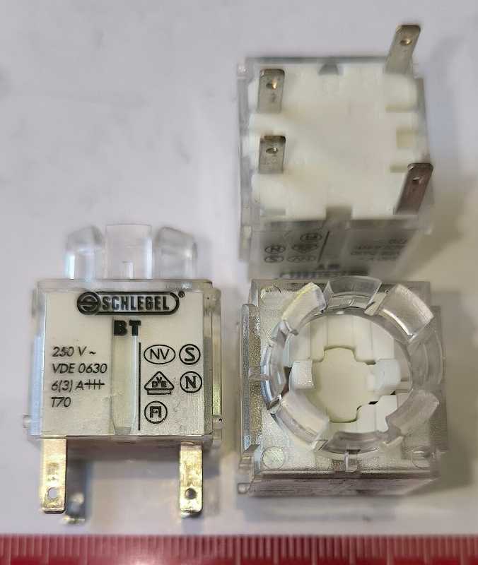 SCHLEGEL BT - Contact Block – Momentary – 1 x NC + 1 x NO – Faston Terminals 2.8 X 0.8 Mm  .. použitý / used, pájené