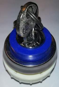 T6D modrá, v obou polohách lze vytáhnout klíček