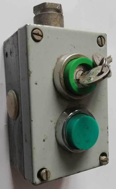Ovládací skříň T6S2A s ovládaním na klíček a zelená signální hlavice T6E , staré, špinavé