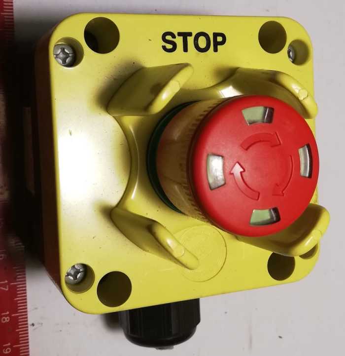 tlačítko STOP s aretací , z demontáže, vypadá ok (002)