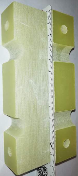 držák vývodů spodní, laminát, 125x30x25mm, 160g/ks