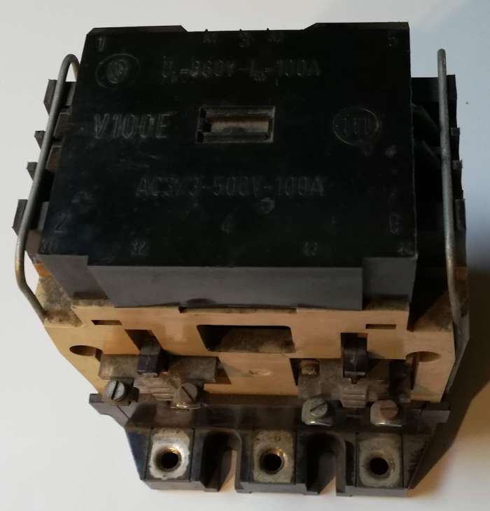 není skladem - stykač V100E 220V 50Hz , poškozený, na opravu, na ND