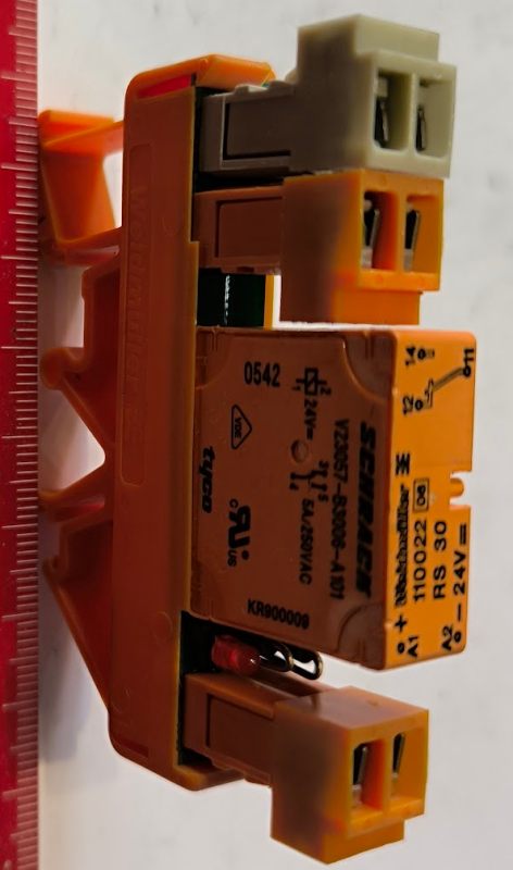 relé V23057-B3006-A101 v patici na DIN lištu
