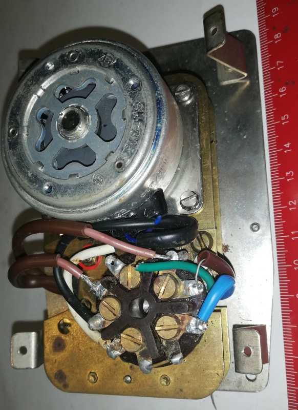 motorková část z časovače VIPO-COMBI, motorek SMZ375R 220V + převodovka, z demontáže