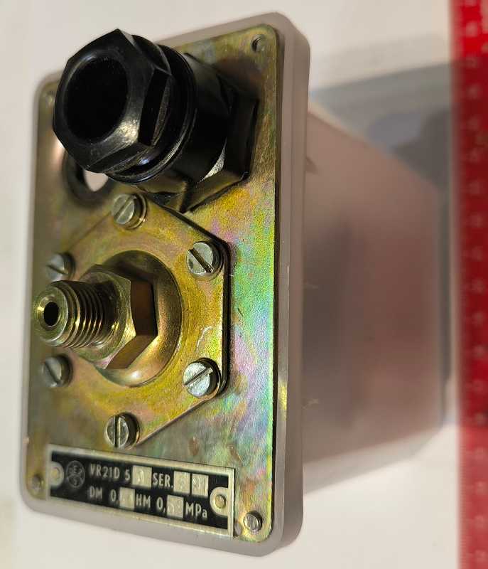 VR21D 0,41/0,69 typ 50 ..  Tlakový spínač  .. chybí jedna vývodka