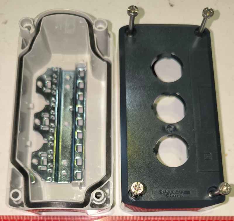 XALD03 - Schneider Electric Harmony prázdná skříňka 3 výřezy