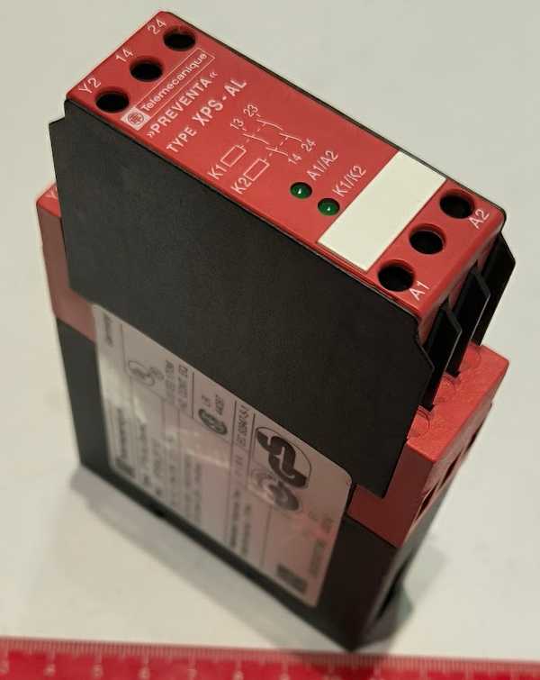 TELEMECANIQUE XPSAL5110 Safety Relay 24VAC/DC  .. použitý / used .. cena na dotaz / price on request