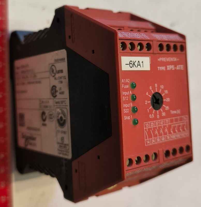 XPSATE5110 - Preventa XPS AT Safety Relay   .. použitý / used .. cena na dotaz / price on request