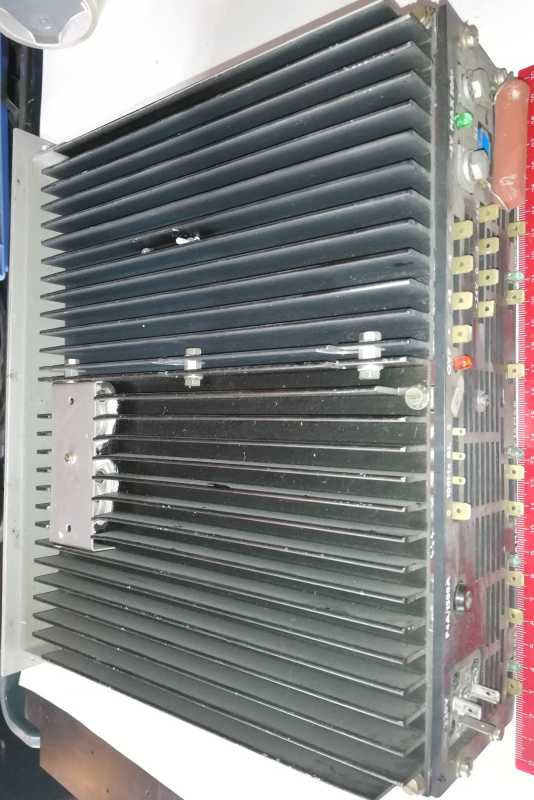 není skladem - nějaký napájecí zdroj, na opravu nebo náhradní díly. 280x220x100mm, 6,7kg