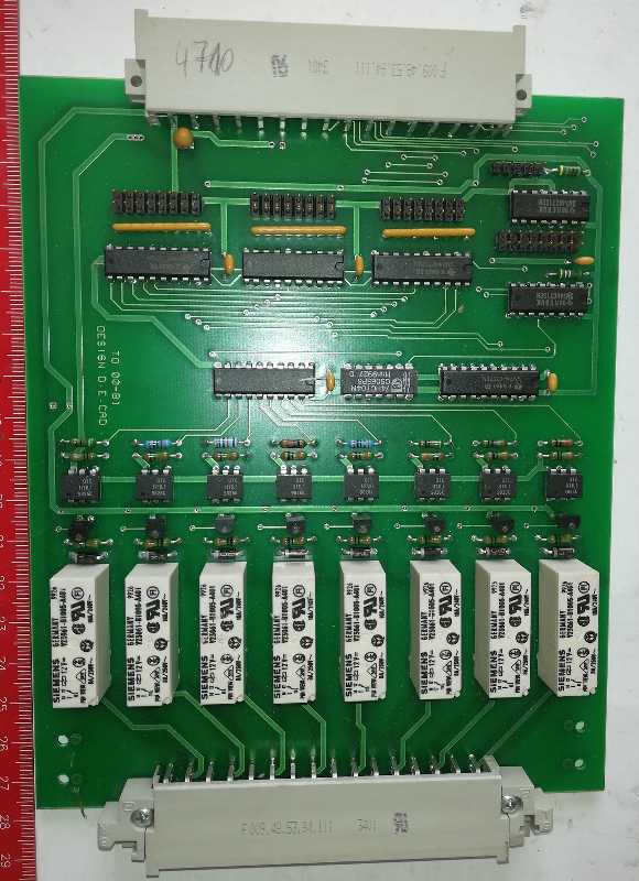 deska na rozebrání  (074) .. 8x relé 12V, 8x optočlen, další IO a konektory