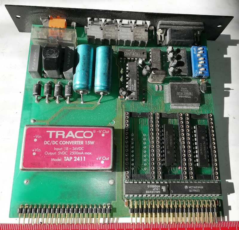 deska na rozebrání  (075) .. DC/DC konverter TRACO TAP2411, další IO a konektory, ...