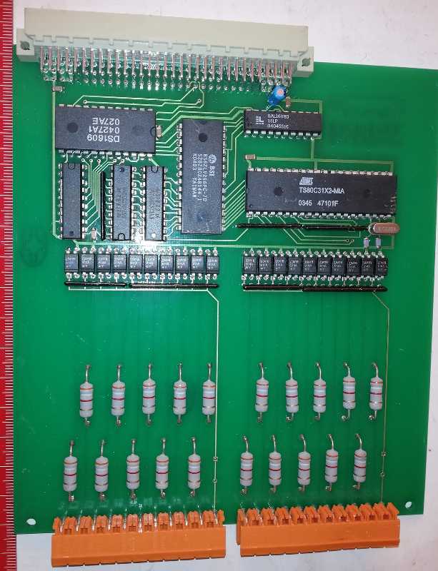deska na rozebrání  (077) ..DS1609, GAL, 80C31, paměť, optočleny, konektory, LED diody, ...