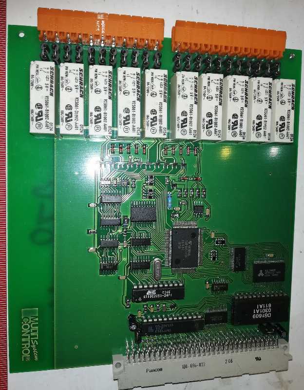 deska na rozebrání  (078) .. 10x relé 5V, DS1609, AT89C2051, TMP96C141, , další IO, konektory, ...