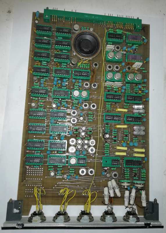 deska (185) - FRB, 2x MAC24A, 13x MA1458, MAA741, UCY74123, patice, repro, 5x šroubovací 5 kolík,  další IO, ..