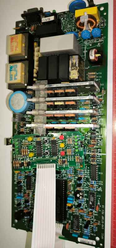 deska elektroniky z UPSky APC Smart-UPS 700 .. na rozebrání na ND