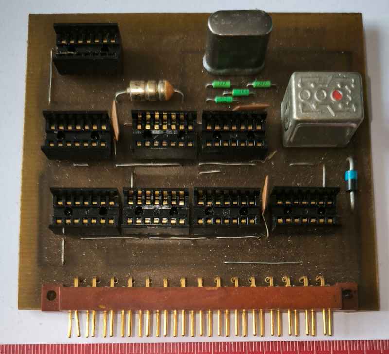 deska osazena  6AF89651 (zlacená) + DIL patice TESLA zlacené + další dle foto .. na rozebrání na ND (deska-196)