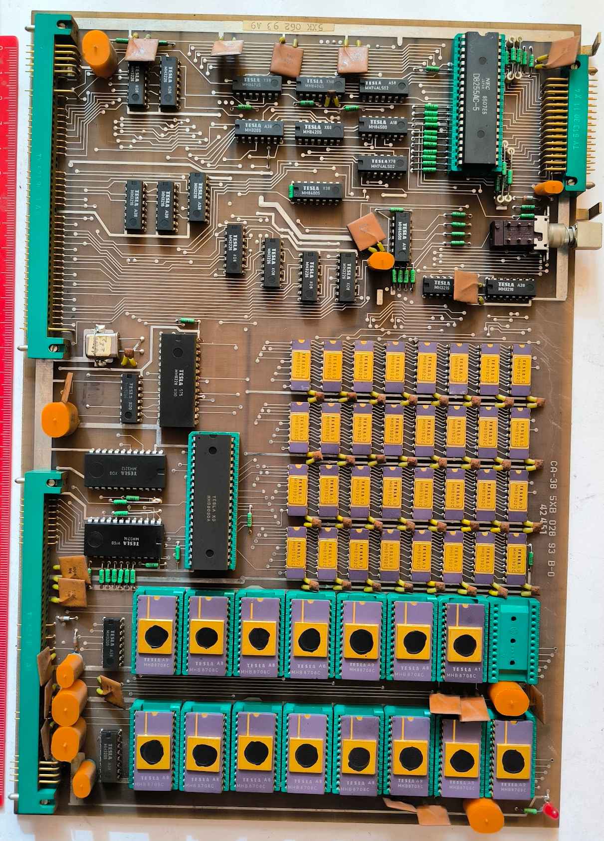 deska-209 -  deska osazena  dle foto .. na rozebrání na ND .. 15x MHB8708C v patici, 32x MHB1902C, MHB8080A, D8255AC-5, konektory, io, ..