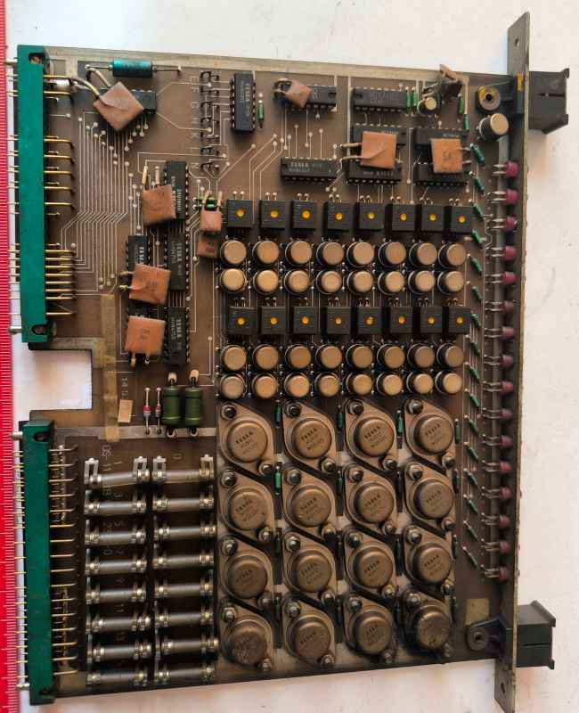 deska-211 -  deska osazena  dle foto .. na rozebrání na ND ... 16x KU612, 16x WK16413, 32x KFY16, další IO a T, 2x konektor TY5176211 část. osazené