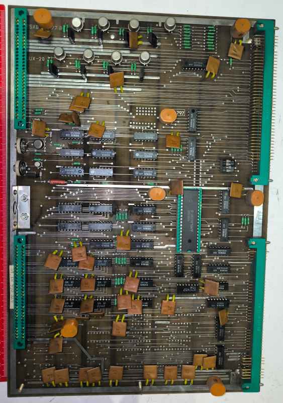 deska-218 -  deska osazena  dle foto .. na rozebrání na ND .. M5L8279P-5 v patici, další IO, T, .. 4x FRB nekompletní