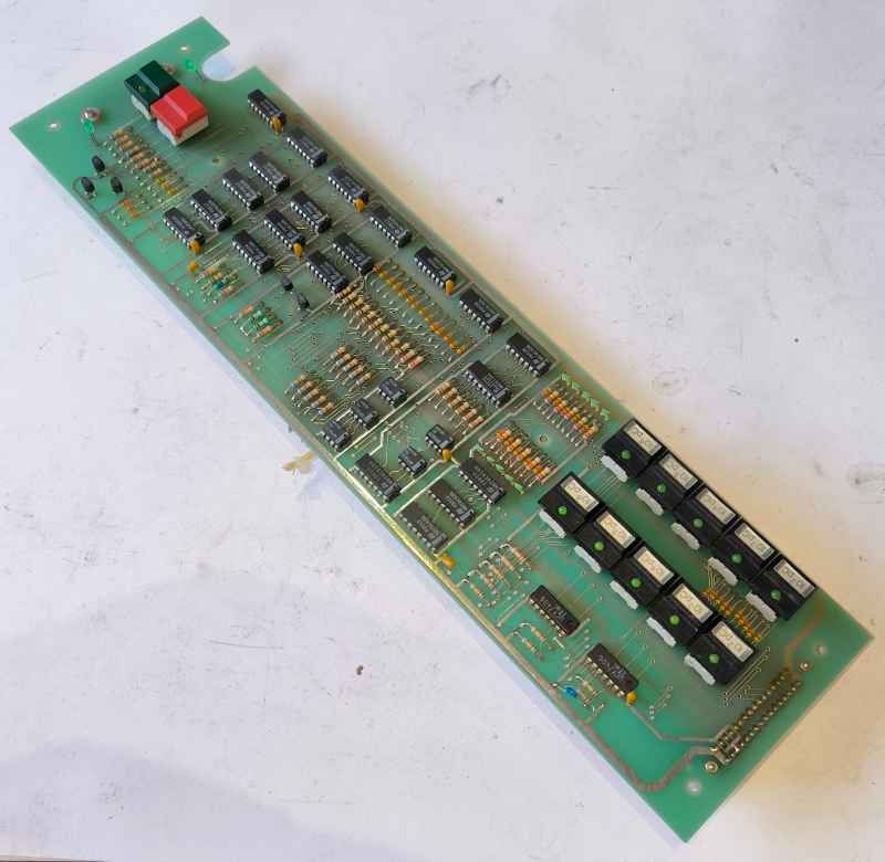 deska-236 -  deska osazena  dle foto .. na rozebrání na ND .., 12ks tlačítek,  další IO, C, konektory, ... pěkný stav