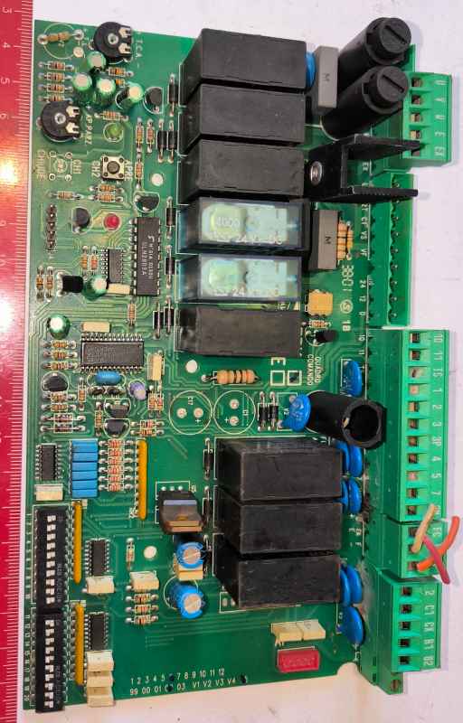 deska-237 -  deska osazena  dle foto .. na rozebrání na ND .., 8x relé, pojistky, IO, tlačítko, ...