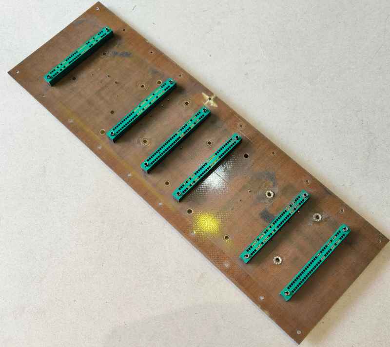 deska-266 -  deska osazena  dle foto .. na rozebrání na ND, 6x SOURIAU 62pin samice, osazeno celkem 118pin