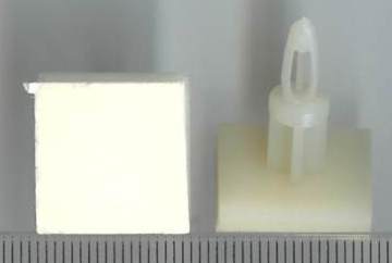 plastová rozpěrka samolepící  .. balení 1000ks za 290Kč