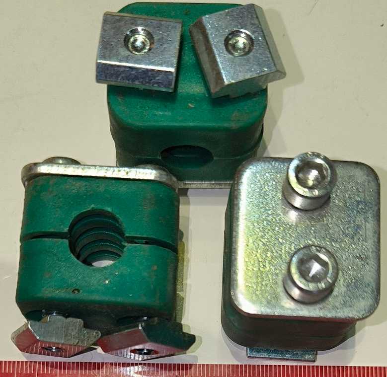 držák trubek (001) starší, z demontáže, na průměr 12mm, dle foto